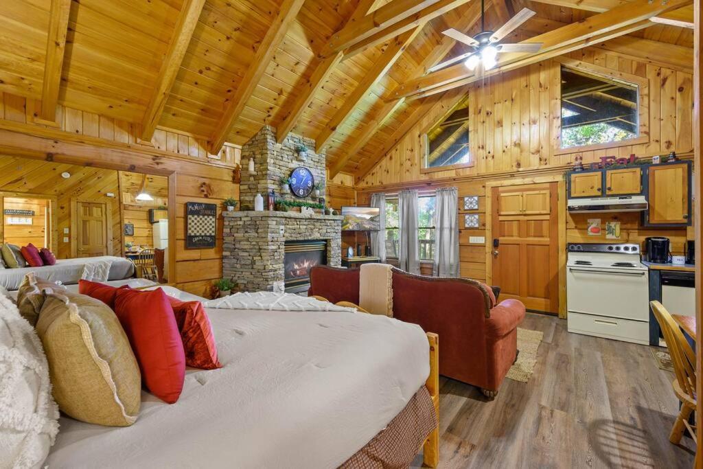 Do Not Disturb - Pigeon Forge Smoky Mountain Studio Cabin, Hot Tub, Fireplace Zewnętrze zdjęcie