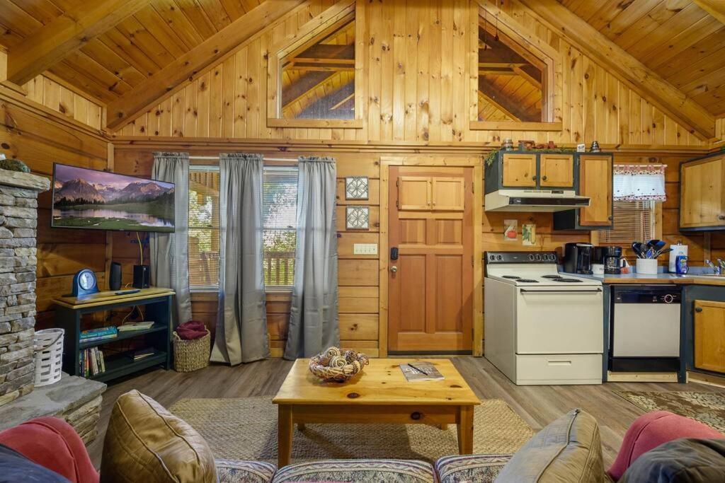 Do Not Disturb - Pigeon Forge Smoky Mountain Studio Cabin, Hot Tub, Fireplace Zewnętrze zdjęcie