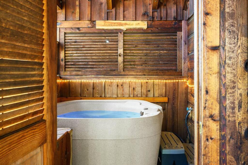 Do Not Disturb - Pigeon Forge Smoky Mountain Studio Cabin, Hot Tub, Fireplace Zewnętrze zdjęcie