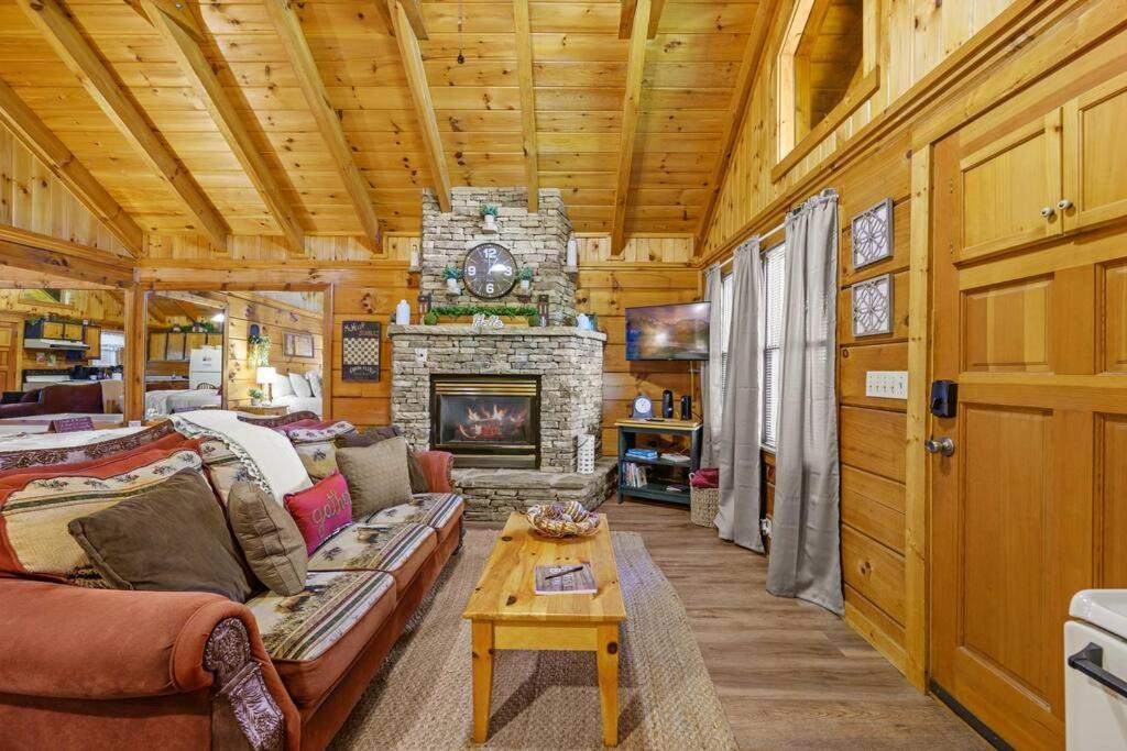 Do Not Disturb - Pigeon Forge Smoky Mountain Studio Cabin, Hot Tub, Fireplace Zewnętrze zdjęcie