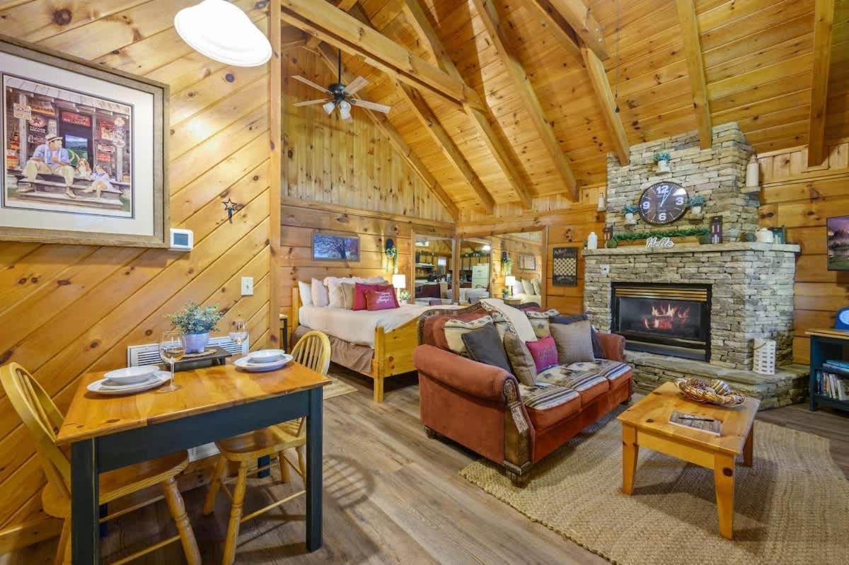 Do Not Disturb - Pigeon Forge Smoky Mountain Studio Cabin, Hot Tub, Fireplace Zewnętrze zdjęcie