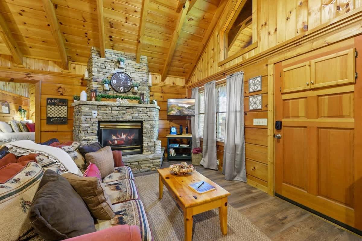 Do Not Disturb - Pigeon Forge Smoky Mountain Studio Cabin, Hot Tub, Fireplace Zewnętrze zdjęcie