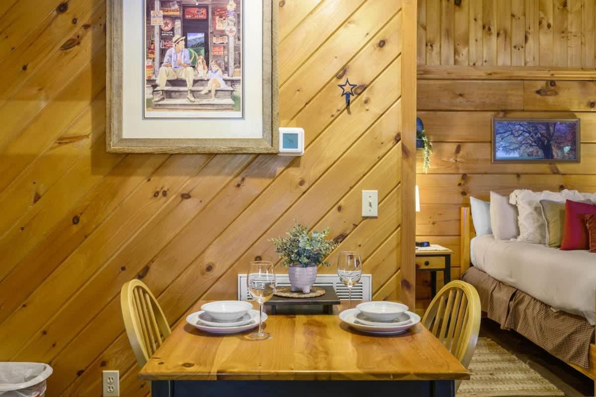 Do Not Disturb - Pigeon Forge Smoky Mountain Studio Cabin, Hot Tub, Fireplace Zewnętrze zdjęcie